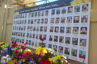 В Одесі відкрили восьмий стенд "Стіни пам’яті" до Дня загиблих захисників В Одесі відкрили восьмий стенд "Стіни пам’яті" до Дня загиблих захисників
