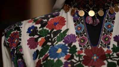 "Жінка вишила сорочку на засланні в Сибіру": етнограф колекціонує сторічні буковинські вишиванки "Жінка вишила сорочку на засланні в Сибіру": етнограф колекціонує сторічні буковинські вишиванки