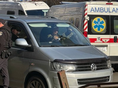 Біля столичного ТЦК помітили підозріле авто. Його перевіряє поліція