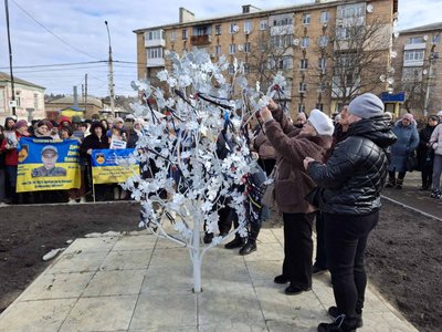 "Символ віри у повернення додому": у Тальному на Черкащині з'явилося "Дерево надії" "Символ віри у повернення додому": у Тальному на Черкащині з'явилося "Дерево надії"