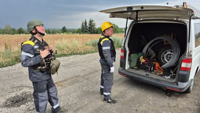Працівники АТ "ДТЕК Донецькі електромережі" відновлюють електропостачання прифронтове село Покровська громада Донецька область 12 червня 2025 рік Працівники АТ "ДТЕК Донецькі електромережі" відновлюють електропостачання прифронтове село Покровська громада Донецька область 12 червня 2025 рік