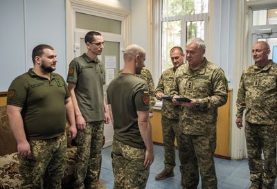 Перед ротацією вручив відзнаку командувач об'єднаних сил ЗСУ Сергій Наєв Перед ротацією вручив відзнаку командувач об'єднаних сил ЗСУ Сергій Наєв