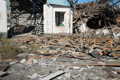 Поранений охоронець, пошкоджене житло: наслідки обстрілу підприємства у Сумах Поранений охоронець, пошкоджене житло: наслідки обстрілу підприємства у Сумах