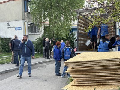 Гуманітарна місія "Проліска" видає будівельні матеріали після влучання у Салтівському районі Харкова Гуманітарна місія "Проліска" видає будівельні матеріали після влучання у Салтівському районі Харкова