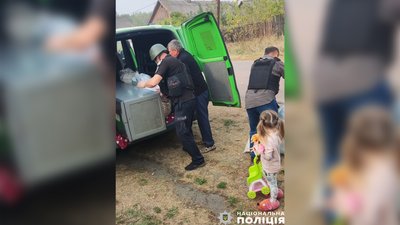 З прикордоння Чернігівщини евакуювали багатодітну родину, яка жила у селі за три кілометри від Росії З прикордоння Чернігівщини евакуювали багатодітну родину, яка жила у селі за три кілометри від Росії