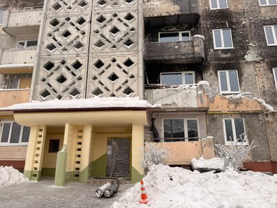 Нові вікна, обгорілий будинок