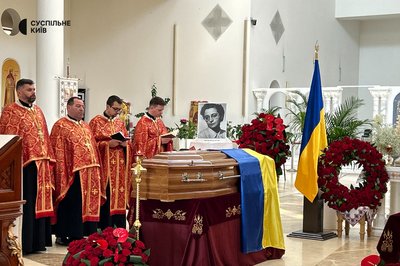 Виставили у соборі для загального вшанування: до Києва доставили останки лідера ОУН Андрія Мельника та його дружини Виставили у соборі для загального вшанування: до Києва доставили останки лідера ОУН Андрія Мельника та його дружини