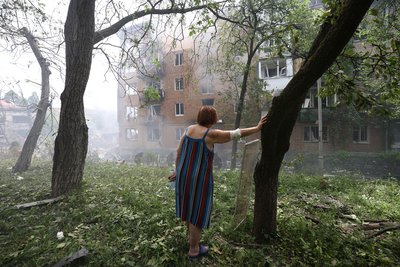 поранена місцева жителька стоїть біля свого житлового будинку, ракетний обстріл Києва, 8 липня 2024 року поранена місцева жителька стоїть біля свого житлового будинку, ракетний обстріл Києва, 8 липня 2024 року