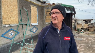 “Повилітало все. Ми у ванну заховалися”. Жителі Майдану лагодять зруйновані будинки після обстрілу і виїжджають “Повилітало все. Ми у ванну заховалися”. Жителі Майдану лагодять зруйновані будинки після обстрілу і виїжджають