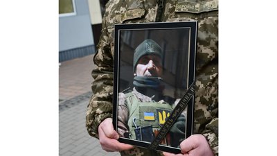 Поховання на Чернігівщині: в останню путь провели 7 військових Поховання на Чернігівщині: в останню путь провели 7 військових