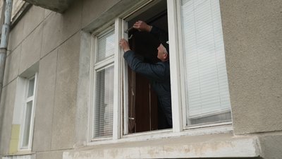 У будинках Тернополя вибило вікна внаслідок атаки дронів, війна, 1 травня 2026 року У будинках Тернополя вибило вікна внаслідок атаки дронів, війна, 1 травня 2026 року