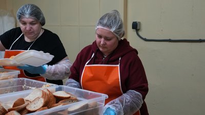 Безоплатні обіди у Сумах : як працює благодійна кухня Безоплатні обіди у Сумах : як працює благодійна кухня