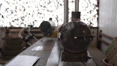 Буржуйки для військових із використаних "Ураганів": як волонтерить подружжя із Чернігівщини