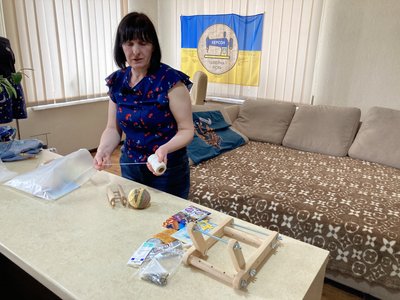 Кіберодяг для поранених: як вчителька з Херсона об’єднала дітей у "Швейну роту" Кіберодяг для поранених: як вчителька з Херсона об’єднала дітей у "Швейну роту"