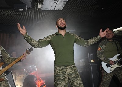 Сумський рок-гурт «DK Dance» та 27-ма окрема артилерійська бригада випустили трек «Богдана» Сумський рок-гурт «DK Dance» та 27-ма окрема артилерійська бригада випустили трек «Богдана»
