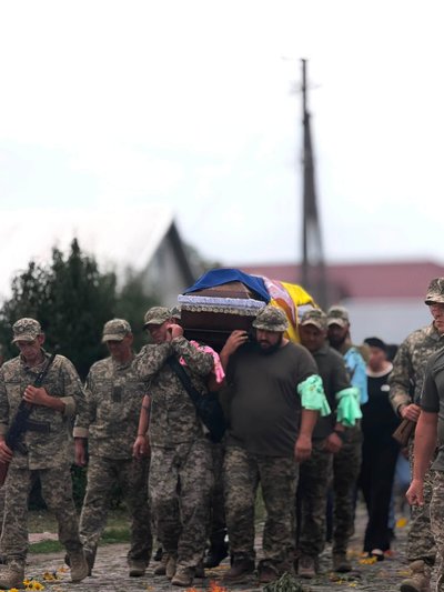 На Черкащині попрощалися із трьома захисниками На Черкащині попрощалися із трьома захисниками