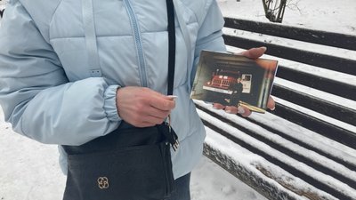 Оксана Шелудько показує фото загиблого чоловіка біля рятувальної техніки Оксана Шелудько показує фото загиблого чоловіка біля рятувальної техніки