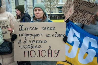 Понад 1,5 року у полоні: у Львові рідні захисників Маріуполя вийшли на акцію Понад 1,5 року у полоні: у Львові рідні захисників Маріуполя вийшли на акцію