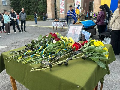 У громаді на Кіровоградщині попрощалися з бійцем Ігорем Клюєвим У громаді на Кіровоградщині попрощалися з бійцем Ігорем Клюєвим