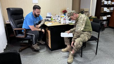 Бригадна амбулаторія лікарі медичної роти 68-ї окремої єгерської бригади імені Олекси Довбуша перша стабпункт допомога поранені бійці Донецька область Бригадна амбулаторія лікарі медичної роти 68-ї окремої єгерської бригади імені Олекси Довбуша перша стабпункт допомога поранені бійці Донецька область