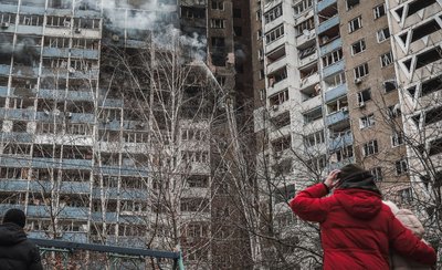 Наслідки ракетної атаки РФ на Київ: палає шість поверхів будинку, під завалами шукають людей Наслідки ракетної атаки РФ на Київ: палає шість поверхів будинку, під завалами шукають людей