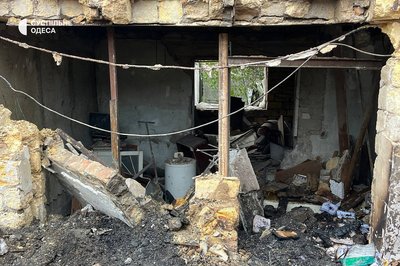Вигорілі автівки та пошкоджені будинки: фото наслідків третьої поспіль російської атаки БпЛА по Одесі та передмістю