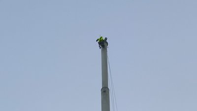 Під загрозою FPV та КАБів: як на 80-метровому флагштоку в Краматорську відновили український прапор