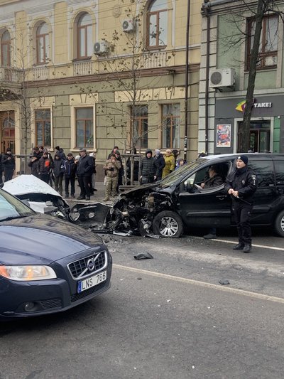 У центрі Рівного сталась ДТП, рух перекрито У центрі Рівного сталась ДТП, рух перекрито