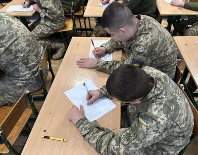 В Ужгороді троє нацгвардійців написали Радіодиктант національної єдності В Ужгороді троє нацгвардійців написали Радіодиктант національної єдності