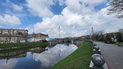 харків, погода, березень, парк стрілка, ріка, прапор, трава харків, погода, березень, парк стрілка, ріка, прапор, трава