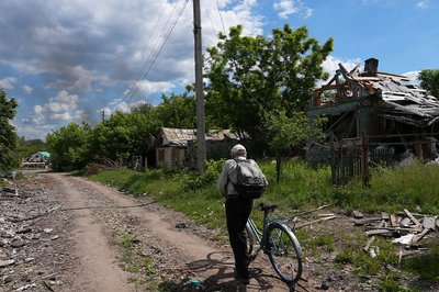 Чоловік з велосипедом йде вулицею, Яремівка, червень 2026 року Чоловік з велосипедом йде вулицею, Яремівка, червень 2026 року