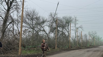 Дороги облаштовують антидроновими сітками Донецька область 28 листопада 2025 рік Дороги облаштовують антидроновими сітками Донецька область 28 листопада 2025 рік