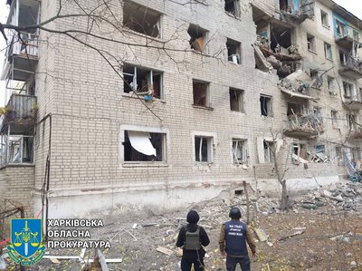 У Купʼянську авіаційний боєприпас влучив у пʼятиповерхівку У Купʼянську авіаційний боєприпас влучив у пʼятиповерхівку
