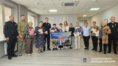 У Вінниці матерям загиблих спецпризначенців КОРД вручили відзнаки "Мати Героя" У Вінниці матерям загиблих спецпризначенців КОРД вручили відзнаки "Мати Героя"