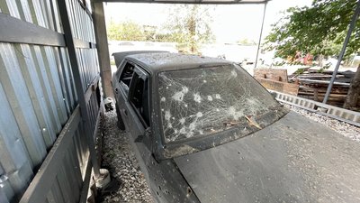 «Я рада, що хоч всі живі». У Кривому Розі через влучання дрона пошкоджено приватні будинки «Я рада, що хоч всі живі». У Кривому Розі через влучання дрона пошкоджено приватні будинки