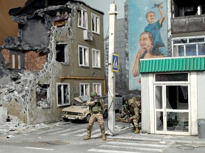"На Донеччині не був". На діораму про Бахмут у художника з Нікополя пішло десять місяців "На Донеччині не був". На діораму про Бахмут у художника з Нікополя пішло десять місяців