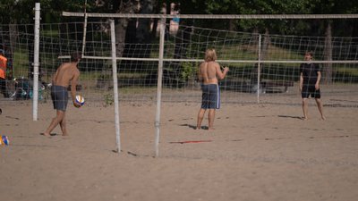 "Літо, хочеться бути біля водички". Чому дніпряни, попри заборону, наважуються відвідувати міські пляжі "Літо, хочеться бути біля водички". Чому дніпряни, попри заборону, наважуються відвідувати міські пляжі