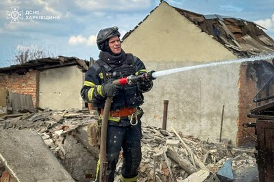 Великий Бурлук обстріляли: рятувальник гасить займання Великий Бурлук обстріляли: рятувальник гасить займання