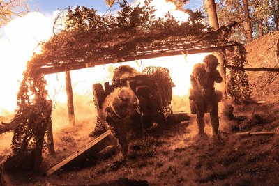 Українські артилеристи стріляють з радянської гаубиці Д-30 неподалік Торецька, Донеччина, 30 липня 2024 року Українські артилеристи стріляють з радянської гаубиці Д-30 неподалік Торецька, Донеччина, 30 липня 2024 року