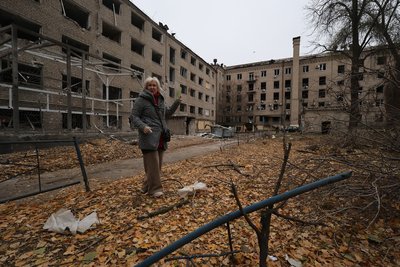 Жінка біля зруйнованого російською КАБ гуртожитком у Запоріжжі 11 листопада 2024 року Жінка біля зруйнованого російською КАБ гуртожитком у Запоріжжі 11 листопада 2024 року