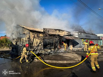 В Ужгороді горів магазин в районі продовольчого ринку. Пожежу ліквідували В Ужгороді горів магазин в районі продовольчого ринку. Пожежу ліквідували