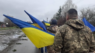 Поховання на Чернігівщині: в останню путь провели 7 військових Поховання на Чернігівщині: в останню путь провели 7 військових