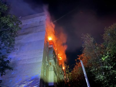 Одесу атакували "шахеди": у місті пролунали вибухи, видно пожежу, пошкоджені будинки