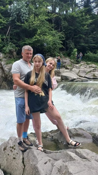 Едуард разом із донькою Віталіною та дружиною Лесею на Манявському скиті Едуард разом із донькою Віталіною та дружиною Лесею на Манявському скиті