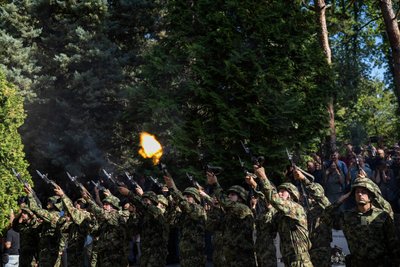 У Белграді тисячі людей прийшли на поховання воєнного злочинця Младича У Белграді тисячі людей прийшли на поховання воєнного злочинця Младича