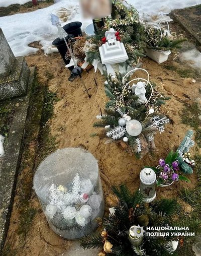 Що вирішив суд щодо жінки, яка викрала 13 м'яких іграшок з дитячої могили на Рівненщині Що вирішив суд щодо жінки, яка викрала 13 м'яких іграшок з дитячої могили на Рівненщині
