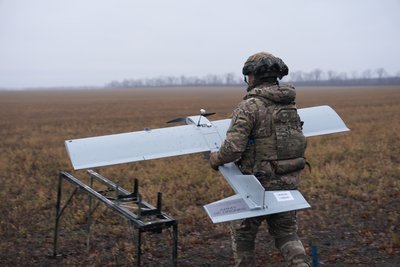 Прикордонник бригади "Гарт" несе безпілотник Прикордонник бригади "Гарт" несе безпілотник