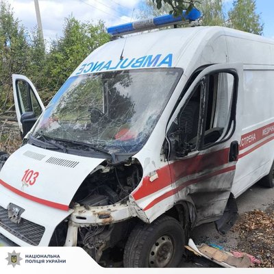 У Харківській області FPV-дрон влучив в автівку "швидкої" У Харківській області FPV-дрон влучив в автівку "швидкої"