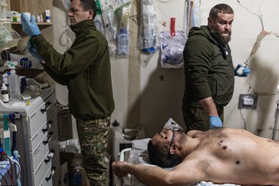 Військові медики допомогу українським пораненому бійцю у стабілізаційному пункті 17 грудня 2024 року Військові медики допомогу українським пораненому бійцю у стабілізаційному пункті 17 грудня 2024 року