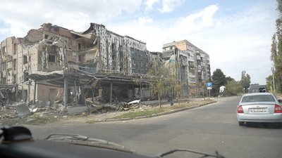 "На пам’ять я взяла світлину доньки": як жителі Донеччини рятуються від війни, що за 10 кілометрів від них "На пам’ять я взяла світлину доньки": як жителі Донеччини рятуються від війни, що за 10 кілометрів від них